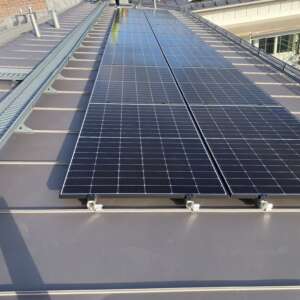 Solceller tak - infästning med falsklämmor på plåttak