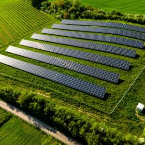 Solceller kan installeras både på lantbruksfastigheters tak men även på tillgänglig mark. EcoTech solenergi hittar bästa placering