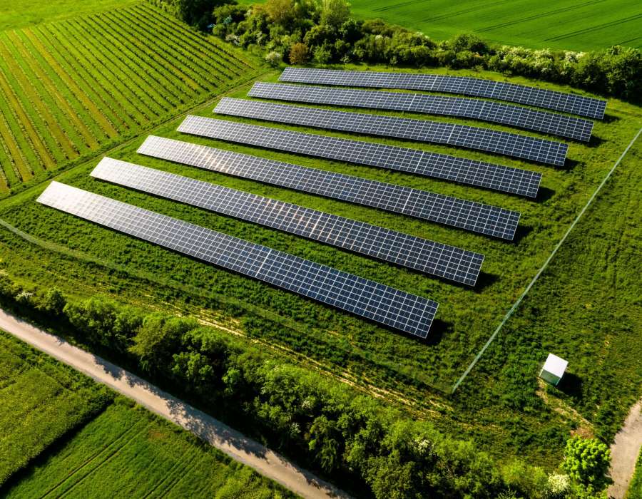 Solceller kan installeras både på lantbruksfastigheters tak men även på tillgänglig mark. EcoTech solenergi hittar bästa placering